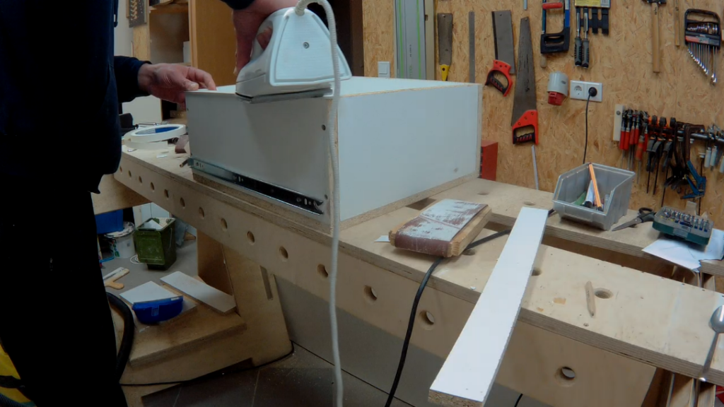 Endlosschrank mit Lochreihen und Schubladen für Werkraum